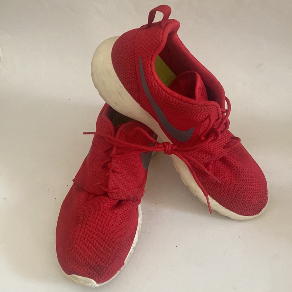 NIKE Men’s Roche Red w/ Gray Swoosh 10.5 GUC $100